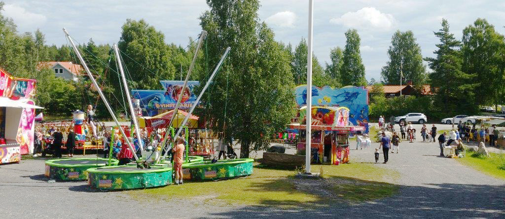 05--Mellan-21-23-juli-slog-Knalledagarna-upp-sina-portar.-Nytt-tivoli-o-k&auml;nda-band-som-spelade